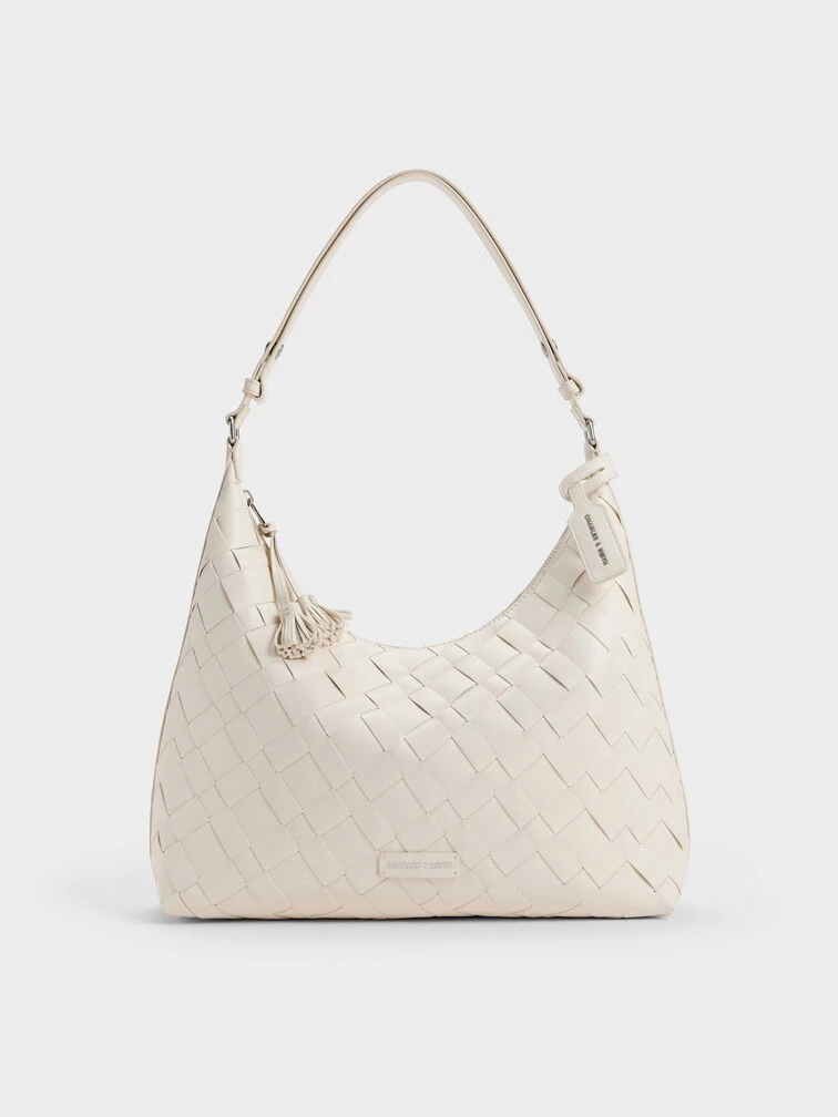 Charles & Keith Ivette 編織流浪包奶油色,納帕PU皮革以編織元素演繹流浪包輪廓,柔軟包身、拉鏈開合,都會隨性。