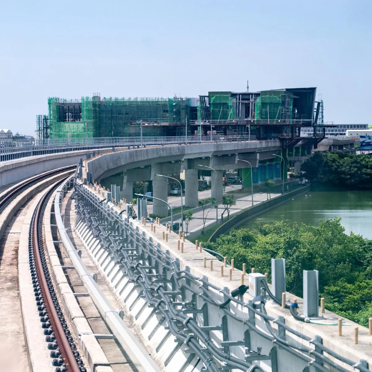 值得一提的是，未來台鐵旅客可於平鎮站轉乘捷運。桃園捷運橘線 O23 站將與平鎮站共構。橘線將串聯桃園、龜山、蘆竹、中壢、平鎮及龍潭等六個行政區，全長約 30 公里，規劃設置 32 座車站。不僅可銜接棕線、綠線、青線及機場捷運，還新增復旦國小站與聯新醫院站兩大重點站點，全面提升居民通勤與就醫便利性，預計服務範圍可涵蓋約 160 萬人口。