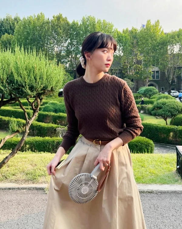 一般人想嘗試這種風格，上半身可以選擇有立體紋理的針織衫；下半身，則搭配A字裙來修飾臀部線條。記得再加一條細皮帶，不僅能抓出好比例，也能讓整個人看起來更有精神、更俐落。