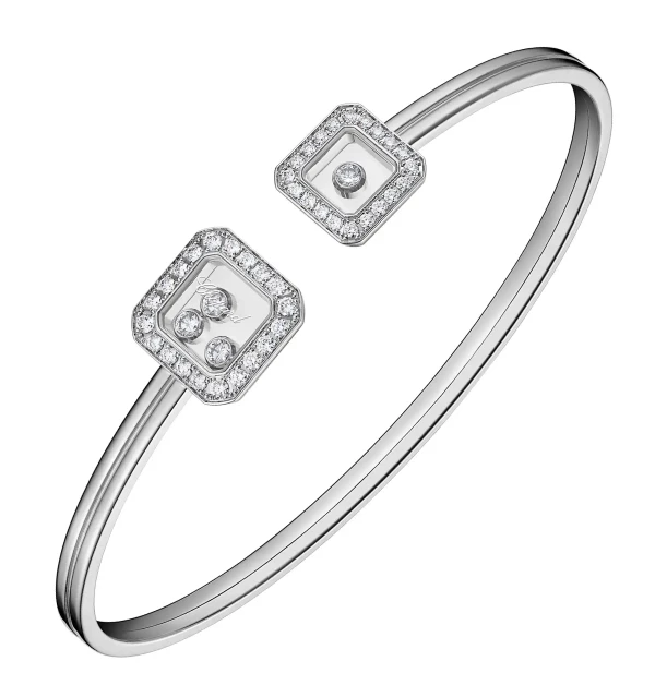 「Happy Diamonds Icons 」手環，以俐落的白金線條勾勒出極簡輪廓，延續Chopard（Chopard）品牌標誌性的「自由鑽石」概念，讓鑽石於兩片藍寶石水晶之間靈動滑動，隨腕間節奏閃耀流轉。方形幾何框架鑲嵌璀璨鑽石，與圓潤金屬弧線形成鮮明對比，在簡約之中展現細膩層次與現代優雅氣息，體現品牌兼具趣味與高級工藝的經典語言。（商品價格約：NTD 355,000）