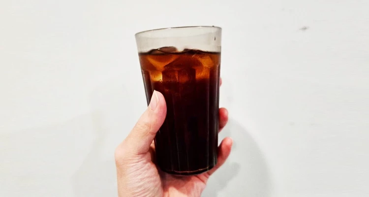 就當我還沉浸在石頭火鍋的美味裡時,貼心的老闆,特定招待了我們兩杯古早味紅茶(真是多虧這位常客友人啊〜)其微微的茶香與甘甜完美解膩,讓整頓用餐的體驗更加圓滿,也給味蕾一個溫柔的喘息時刻。這一口紅茶下肚,整個滿足感也被完美收尾。