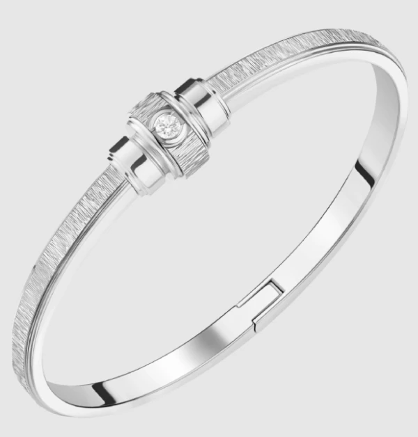 Piaget（伯爵）在最新的「Possession」系列中，以品牌標誌性的旋轉設計為核心，並結合細膩雕刻的「宮廷式裝飾」創作強項，低調中蘊藏華麗光澤。靈感承襲自 Piaget 經典工藝語彙，透過精緻紋理在光線下折射出層次豐富的細節，使整體更顯優雅立體。可單獨配戴展現洗鍊氣質，亦適合與其它手環疊搭，為日常造型注入一抹從容而精緻的奢華感。（商品價格約：NTD 354,000）
