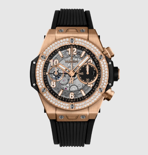 這款Hublot(宇舶)絕對經典的「Big Bang」鑲鑽腕錶,簡直是為了他這種天生贏家量身打造。其品牌獨家打造的「King Gold(王金)」材質,色澤比傳統玫瑰金更為溫潤、霸氣,再配上錶圈上毫不客氣地鑲滿的兩圈美鑽,以及科技感十足的鏤空機芯錶盤,一上手就是滿滿的視覺衝擊!(商品價格約:NTD 1,494,000)