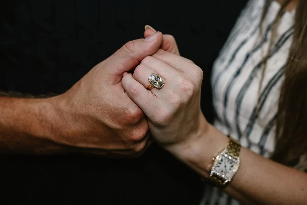 據悉,泰勒絲婚禮當天配戴多件卡地亞(Cartier)高級珠寶,其中包含由凱爾西贈送、象徵「Something Blue」傳統的藍寶石手鍊,為婚禮造型增添更深層的情感意義。卡地亞一直是泰勒絲私下最喜愛的珠寶品牌之一,過去她也曾多次配戴 Panthère de Cartier 系列出席公開活動。數據顯示,卡地亞此次創造約 590 萬美元(約新台幣 1.8 億元)的媒體影響價值,成為婚禮第二大受惠品牌。