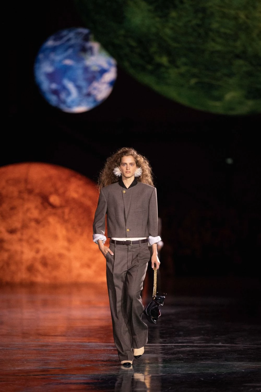 在全球奢侈品市場成長放緩、消費趨於保守的當下，Chanel（香奈兒）卻憑藉新任藝術總監 Matthieu Blazy（馬修・布拉齊）的首秀系列，創造出全球門市瞬間售罄的罕見現象。從 2026 春夏系列發布到正式上架之間長達五個月的節奏控制，不僅成功延續市場熱度，也重新改寫了時尚新秩序。