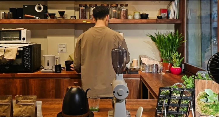 身為土生土長的基隆人在下我，對於這樣的陰晴不定早已習以為常。久而久之，也學會在陽光與雨水之間自在切換，例如包包裡總會習慣性地放著一把折傘，好讓自己在面對突如其來的天氣變化時，依舊能從容應對。而或許也正因如此，下雨天的基隆，特別適合躲進一間咖啡店。