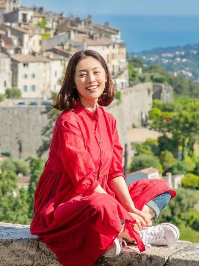 亮紅色，在熟齡女性穿搭中往往被視為禁忌，但常盤貴子卻穿出了優雅與隨興。這款設計簡約亮紅色連身裙，裙襬微寬鬆，不僅舒適，更添幾分溫柔。她內搭一條丹寧褲，巧妙地中和了紅色的張揚，創造出舒適又有活力的日常穿搭。想要嘗試亮色系的同齡者們，建議可選擇設計簡約的款式。並利用中性色配件，如：丹寧褲、白色鞋款來中和，就能穿出優雅兼具活力的感覺。