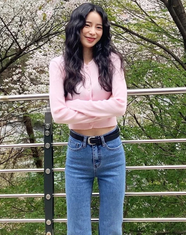 不同於螢幕上冷豔、強勢的惡女形象,林智妍的日常私服反而充滿少女感與清新氛圍,從柔和配色、短版上衣到俏皮配件…等,都散發一種自然不做作的小可愛魅力。正是這種「反差系穿搭」不僅讓人更加著迷於她,也意外成為近期韓系穿搭的靈感範本。這次,就讓《Bella儂儂》一起拆解林智妍私下愛用的關鍵單品與搭配技巧,看看該如何透過細節混搭,穿出同款甜酷兼具的韓系少女感!