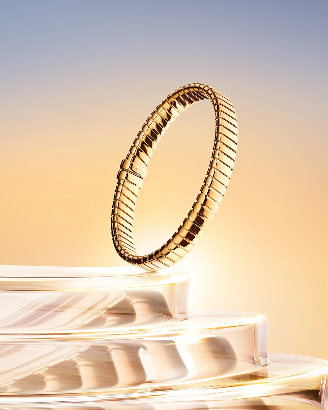 細看鐘錶與珠寶部門的表現，旗下品牌寶格麗（BVLGARI）表現強勁，並推出全新 Eclettica 頂級珠寶與腕錶系列，展現義大利百年珠寶世家的全新藝術願景。其標誌性的 Serpenti 與 Tubogas 系列表現亮眼，成為熱賣主力。Serpenti 誕生於 1948 年，以靈蛇為圖騰，象徵重生、智慧與生命；Tubogas 意指瓦斯管，靈感源自 1920 年代義大利的工業排氣管造型。