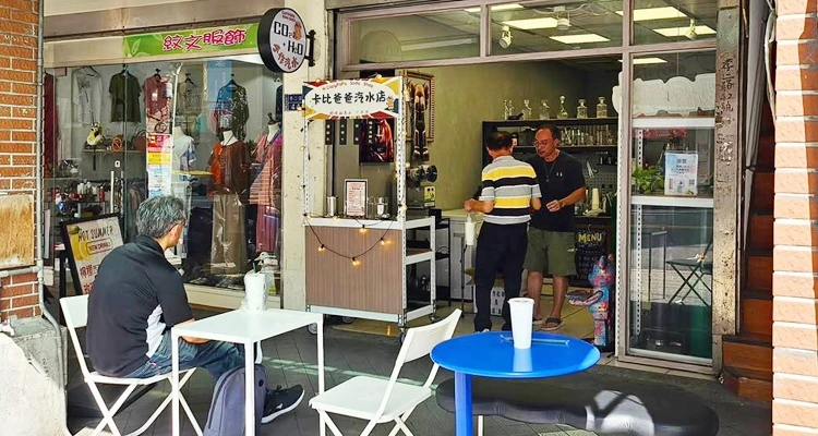 如果下次有機會走過、路過基隆孝二路，可別再像我一開始那樣錯過了。夏天到了，點上一杯不同風味的手工汽水，真的會讓人重新認識「汽水」這件再熟悉不過的飲料；而「卡比爸爸手作汽水店」，就是用滿滿的誠意與用心，讓人喝完忍不住想大喊一句：「爽啉落去啦！」
