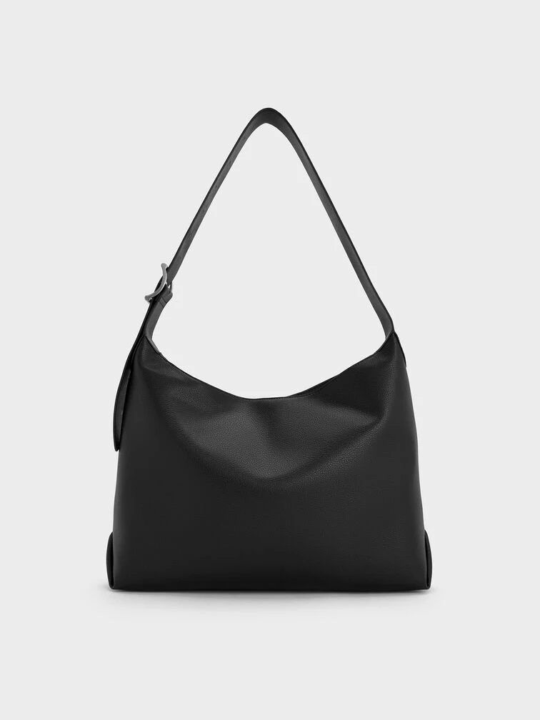 Charles & Keith Larsen 大型流浪包黑銀色,荔枝紋PU皮革搭配俐落簡約輪廓,拉鏈開合、可調節背帶,大容量百搭。