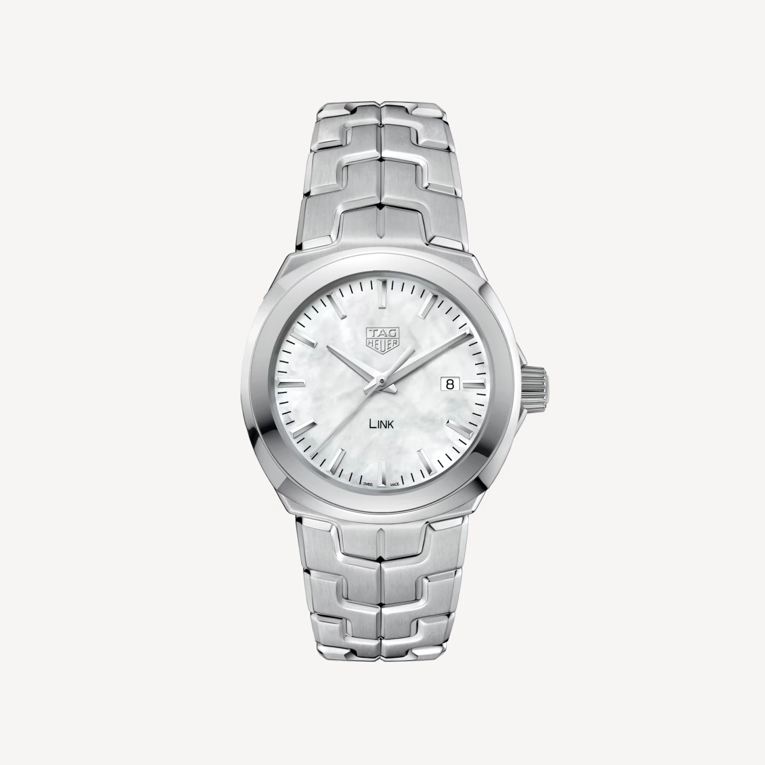 Link 林肯系列以俐落線條與高度實戴性，成為 TAG Heuer 女錶中長期穩定的代表作。32毫米精鋼錶殼搭配天然珍珠母貝錶盤，視覺清爽而不單調。指針與鍊帶透過拋光與磨砂交錯處理，堆疊出細膩的質感層次。日期顯示與防反光藍寶石水晶鏡面，進一步提升日常配戴的便利性與耐用度。這是一款不以潮流為導向，卻能長時間陪伴生活節奏的實用型精品女錶。