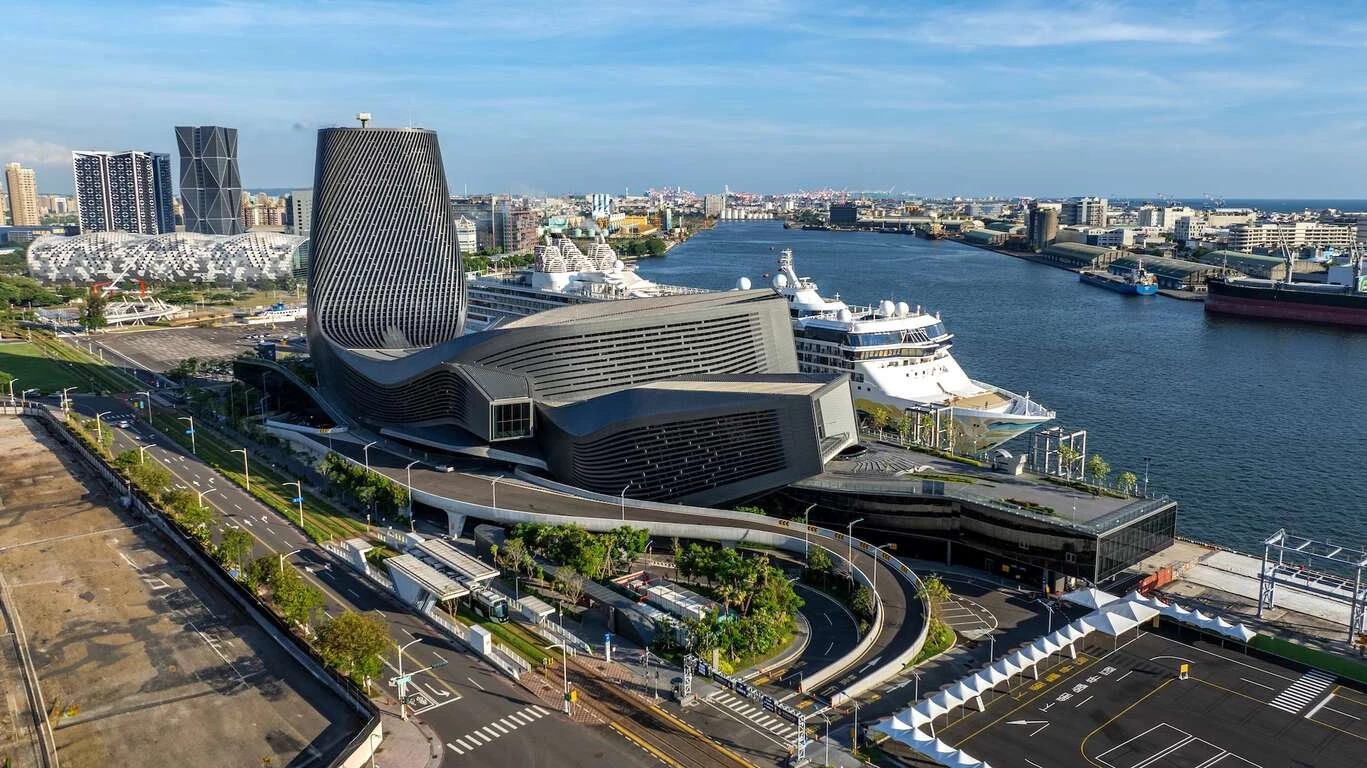 作為台灣第一大港的重要旅客運輸設施,位於高雄亞灣區海邊路上的「高雄港旅運中心」,建築外觀以海浪流體動態為設計意象,遠看宛如一頭巨型鯨魚停泊於港灣。全棟規劃地上 15 層、地下 2 層,可供 25 萬噸級郵輪靠泊。未來內部空間將結合商場、360 度景觀咖啡廳、商辦空間及親水休憩設施,打造高雄最新城市亮點。