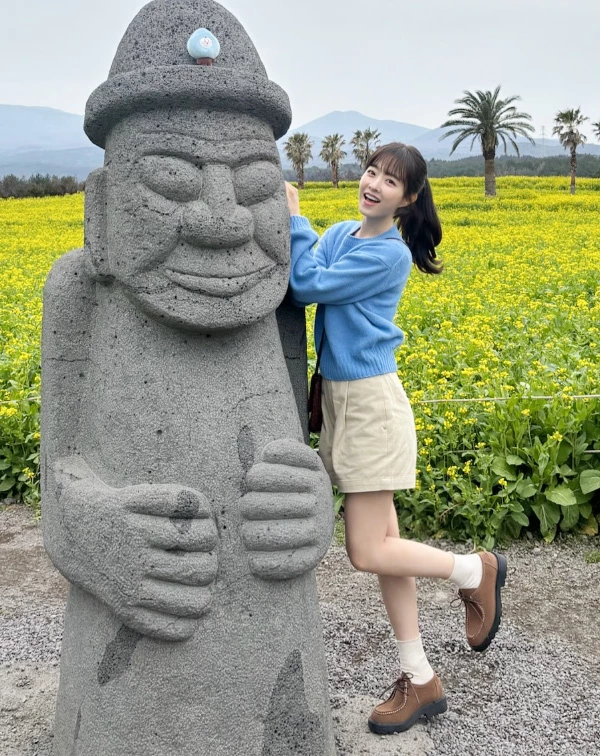 朴寶英再次示範了「小隻女也能輕鬆穿出修長比例」的關鍵。她利用高腰打褶短褲巧妙拉高腰線,搭配落在膝蓋上方的長度設計,大面積露出腿部線條,讓視覺重心自然上移,雙腿比例也因此被大幅延伸。再加上一雙厚底樂福鞋點綴,不只悄悄增加身高感,也讓整體輪廓看起來更加俐落修長,在學院感與青春活力之間取得恰到好處的平衡。