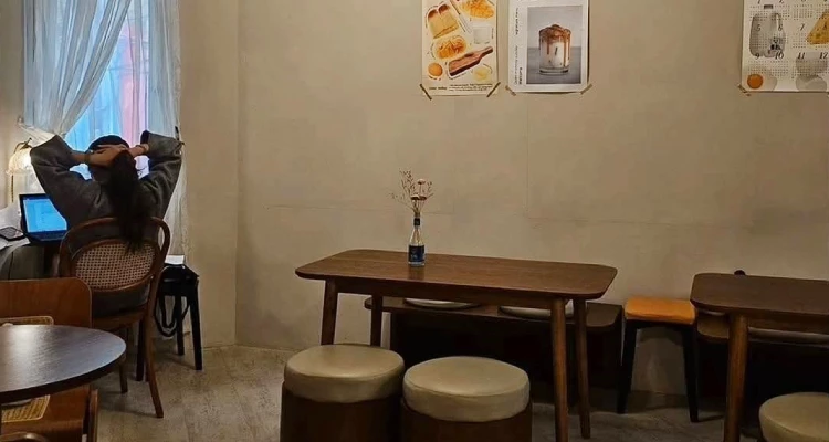 基隆的天氣總是有種自己的脾氣。前幾天還是陰雨綿綿,窗外灰濛濛一片,彷彿整座城市都被罩上一層濕潤的濾鏡。沒想到隔天下午,陽光卻又突然穿過雲層灑落下來,久違地替街道染上一層暖色光影。當時的我,正坐在電腦前趕稿,腦袋卻早已進入半當機狀態。望著窗外難得出現的好天氣,掙扎了幾分鐘:「假日欸!這好天氣不出去走走,說不過去吧?」最後還是決定遵從內心的聲音,工作晚點再說,先出門散散步比較重要。畢竟基隆難得有放晴,錯過了真的會覺得可惜。