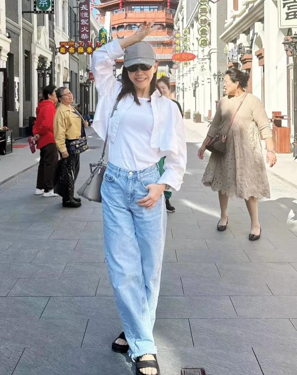小隻女想穿寬褲卻不顯矮的最簡單公式就是「內緊外鬆,上短下長」。直接拿寬鬆的襯衫當外罩,裡面穿上貼身素T,並一定要紮進高腰褲裡,這樣就算外套再大件,人家也知道你的腿從哪裡開始算!