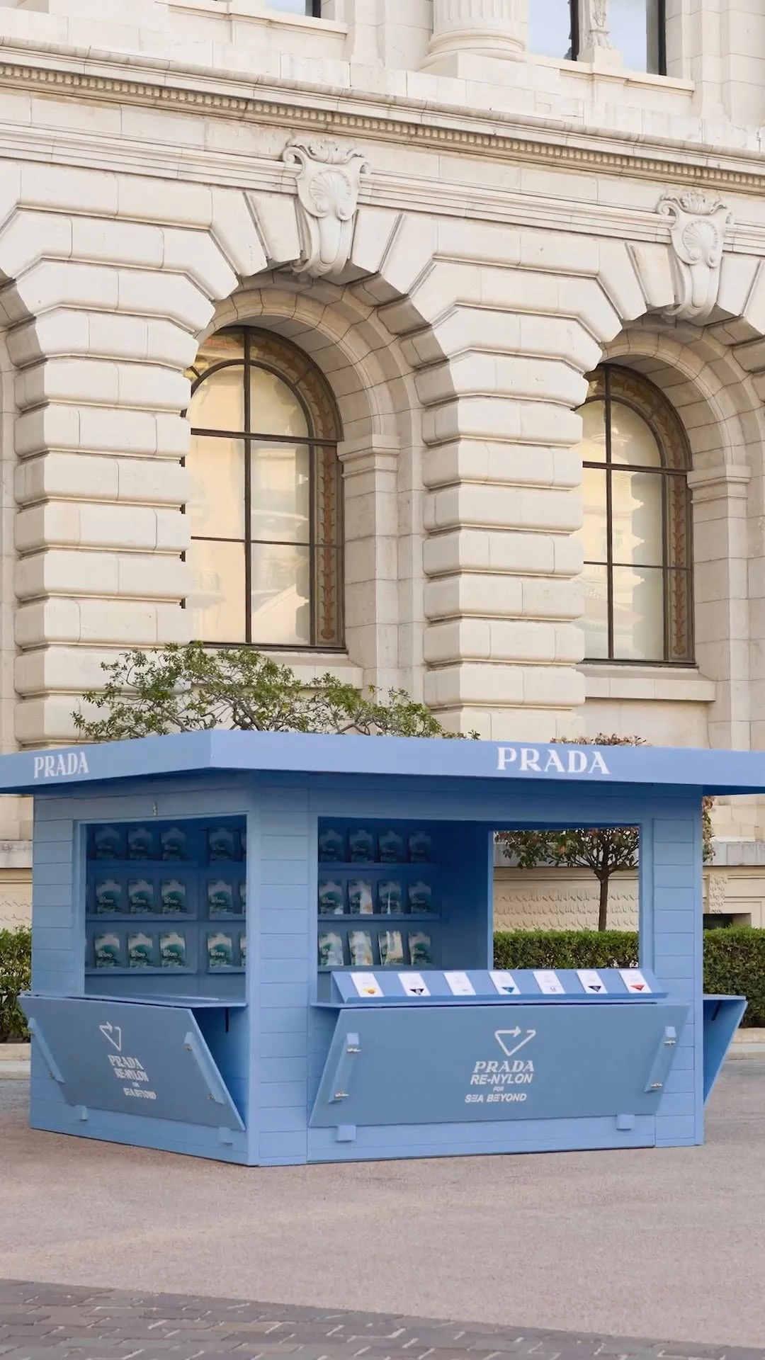 最新財報公布後，Prada 集團股價大漲逾 14%，市值達到 985 億港幣（約新台幣 3,936 億元），市場釋出正面訊號，看好未來營運走向。Prada 持續作為集團核心主力，Miu Miu 的成長則回歸穩定水準；新加入的 Versace 則成為全新成長動能，也讓集團整體品牌布局更加完整。面對全球奢侈品市場放緩，集團營收增幅依舊跑贏許多同業，展現出強勁的營運韌性與經營實力。