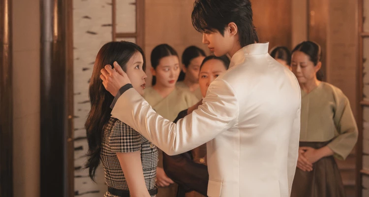 在熱播的韓劇《21世紀大君夫人》中,除了劇情設定引發討論,劇中角色的穿戴同樣成為觀眾們關注焦點。其中,由IU(李知恩)飾演的女主角「財閥千金─成熙周」所配戴的精緻珠寶造型,不僅完美襯托出其高貴優雅的氣質,也讓劇中時尚細節再度成為熱搜話題。