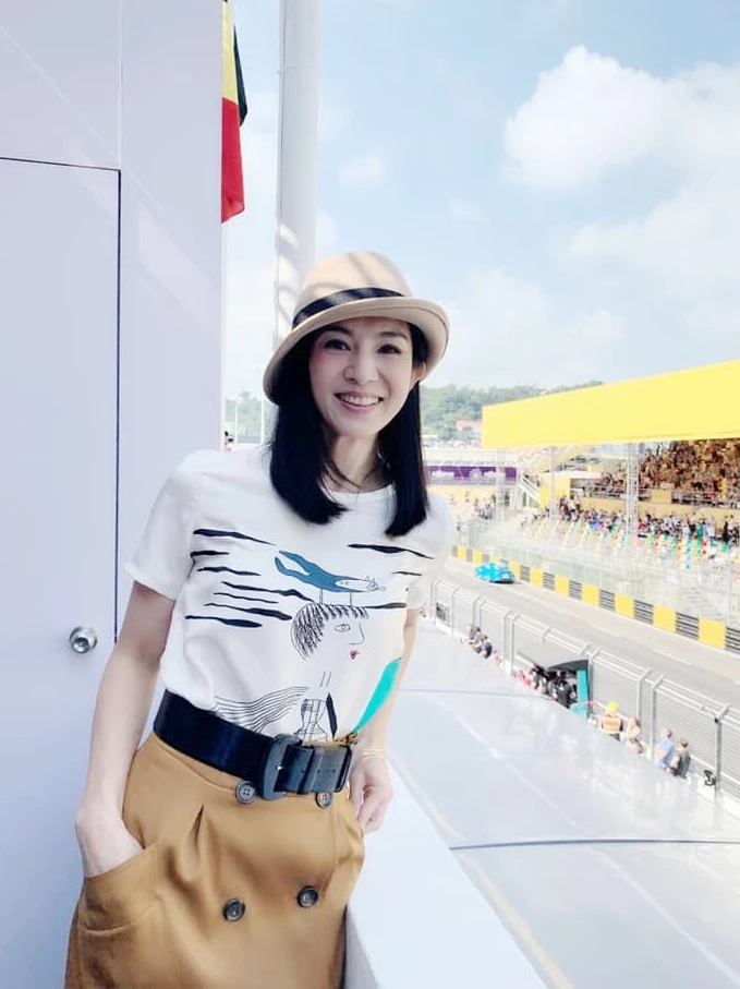 我不得不佩服楊采妮的私服品味,這身穿搭簡直是高級減齡的教科書!簡單卻帶有童趣的插畫T-Shirt,隨性紮進卡其色高腰裙裡,再壓上一頂草帽,整個人散發出一種毫不費力的帥氣與青春感。一般同齡者,我們到了這個年紀,千萬別抗拒印花T。學采妮挑選「線條乾淨、帶有現代藝術感」的插畫,再聰明地用寬腰帶抓出腰身、拉長比例,就能完美避開大嬸味,穿出讓人眼前一亮的俏皮與高級感。