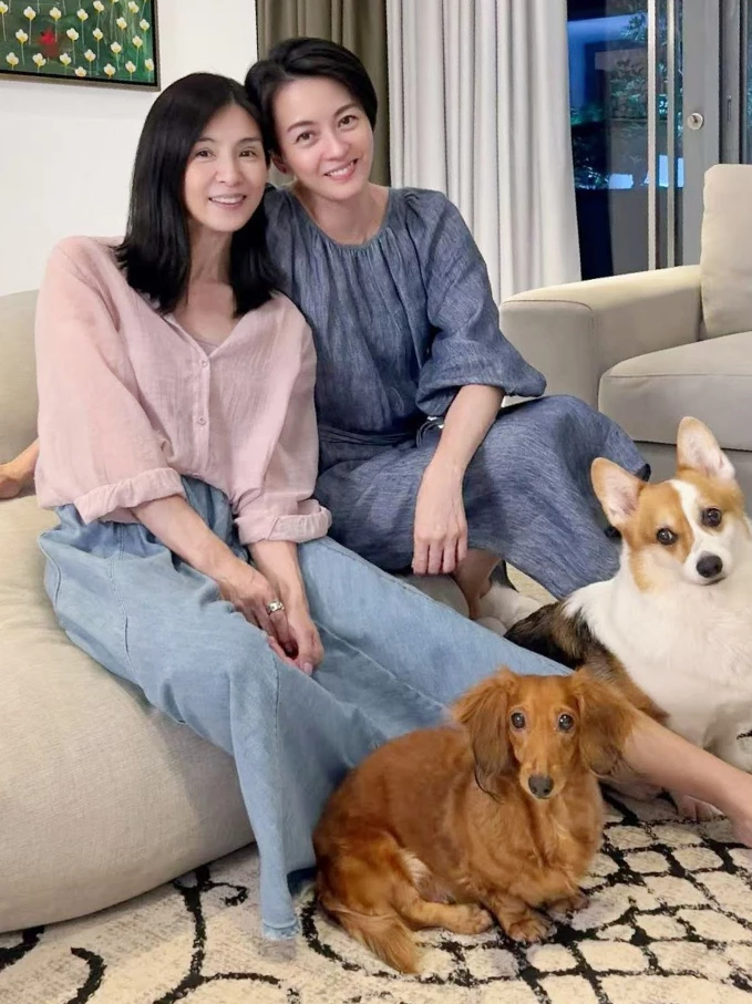 楊采妮和梁詠琪窩在沙發上的這張合照,真的太療癒、太美了!她穿著觸感柔軟的粉色亞麻襯衫,並隨意地把袖子捲起、搭配一條水洗藍的高腰單寧寬褲。整身色調像極了午後的法式濾鏡,舒服、乾淨,散發著歲月靜好的溫柔魅力。