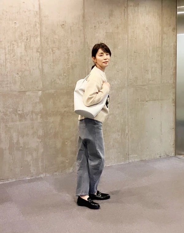 有時真的會讓人忍不住懷疑，時間是不是對石田百合子特別溫柔？被譽為「奇蹟的57歲」的她，不只擁有令人驚艷的凍齡狀態，更厲害的是那種完全不刻意裝年輕的自然氣質。尤其在穿搭上，她總能透過簡單配色、舒服剪裁與清新日系風格，穿出優雅又顯年輕的氛圍。這次就帶大家一起看看，石田百合子私下最值得學的「10套減齡穿搭」。