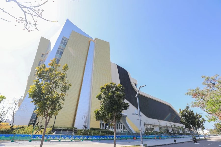流線型建築語彙的「台中流行影音中心」，同樣坐落於水湳經貿園區，規劃為地上 7 層、地下 3 層建築，樓地板面積逾 1 萬坪。營運內容將聚焦於動畫、漫畫與遊戲主題，並結合流行音樂與電影等影音內容，提供民眾休憩與娛樂場域。同時亦將扶植台灣電影產業，成為多元文創與影像內容的重要地標，預計最快於今年底啟用營運。