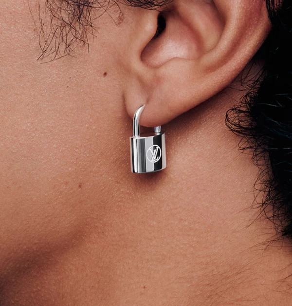 把經典鎖頭直接當成耳環戴，這絕對是整個「Silver Lockit」系列裡最叛逆也最時髦的詮釋！這款 單枚純銀耳環，打破常規把掛鎖直接勾在耳際，精緻的純銀分量感在臉側晃動，自帶一種不對稱的街頭帥氣與龐克態度。（商品價格約：NTD 12,300）