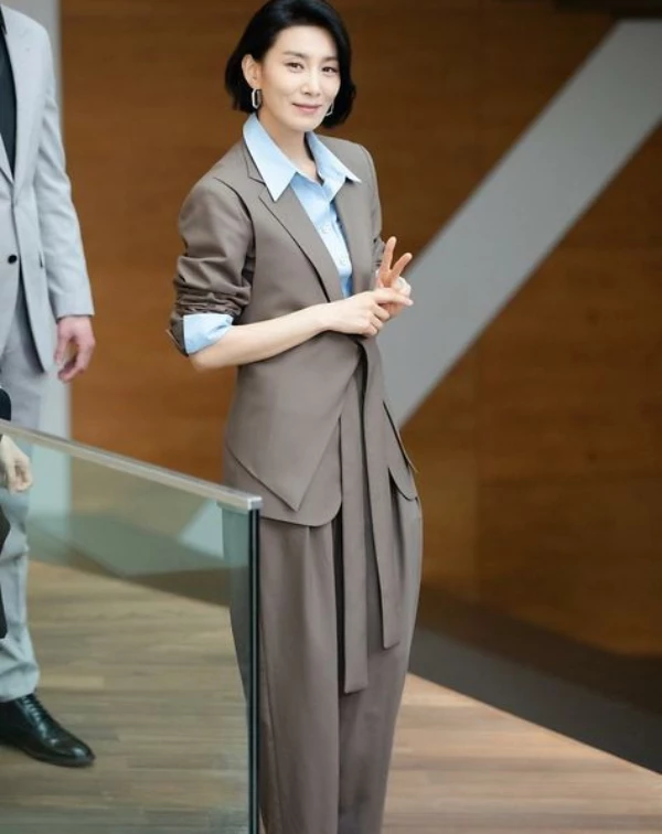 如今53歲的金瑞亨雖然已留回長髮,但那份獨有的英氣魅力依舊絲毫未減。翻看她近期的私服造型會發現,穿搭風格變得更加鬆弛自在,時而率性帥氣,時而融入甜美可愛元素,展現出成熟女人最迷人的從容與自信。這次就一起解析金瑞亨的18套減齡穿搭小撇步,看看她如何用簡單搭配穿出不受年齡限制的時尚魅力。