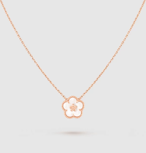 提到花卉珠寶，自然不能錯過世家Van Cleef & Arpels（梵克雅寶）。如果說其它品牌的玫瑰或牡丹展現的是華麗盛放，那麼，VCA這款「Lucky Spring」系列吊墜，則是以冬去春來、象徵堅韌與純潔的「梅花」，完美詮釋了母愛溫婉而深沉的特質。為母親節珠寶增添了一抹春意盎然的清新感。（商品價格約：NTD 121,000）
