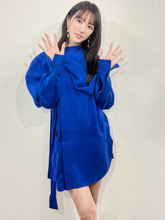 尹恩惠穿上一件飽和度極高的亮藍色設計感極短裙，展現若隱若現的下身失蹤風。對於40+的同齡人來說，這種極飽和的「克萊因藍」或「皇家藍」，是絕對要入手的顯白神色。我們不一定要露大腿，但可以學尹恩惠挑選這種色系的襯衫，搭配一條剪裁俐落的黑色西裝寬褲或大氣的直筒褲，這種顏色不僅極度襯托亞洲人的膚色、顯白皙，還能自帶一種高階主管般的時髦銳利感。