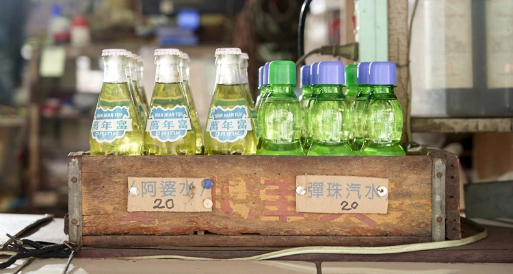 說起從小對「汽水」的印象，大概就只停留在跟爸、媽去麥當勞點套餐時，所附上的可口可樂、百事可樂、芬達、雪碧...等國際知名品牌。好啦，再透露自己一點年紀，那就是童年回憶裡的彈珠汽水。