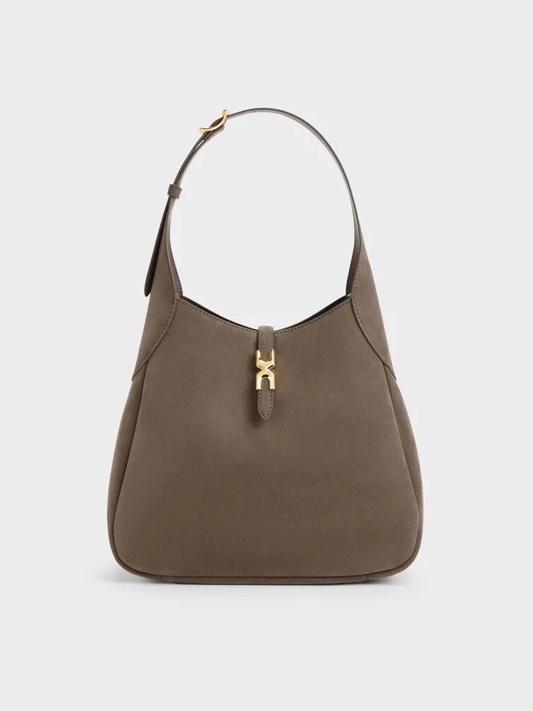Charles & Keith Adalyn 大型麂皮流浪包岩石灰色,環保麂皮材質搭配金屬釦點綴,附可拆式小收納包,質感耐看。