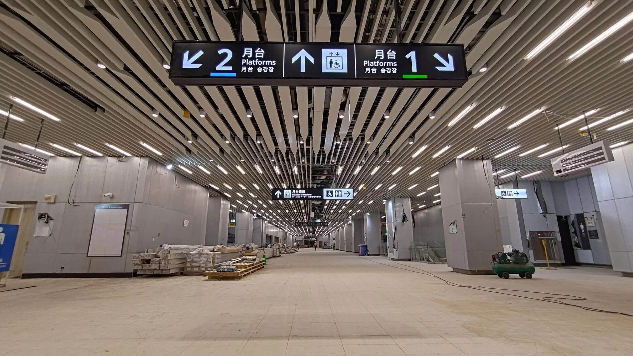 台南新車站採地下化配置,規劃全新的地下車站大廳與月台空間。旅客進入車站後,可透過電扶梯、電梯及樓梯往返地面層與月台,整體動線也重新規劃,讓進站、候車、轉乘與出站更加直覺。站內導引系統同樣全面更新,從剪票口、售票窗口,到各個出入口及月台,都將搭配清楚易懂的視覺設計。對初次造訪的旅客來說,可以更快找到前往月台或出口的路線。