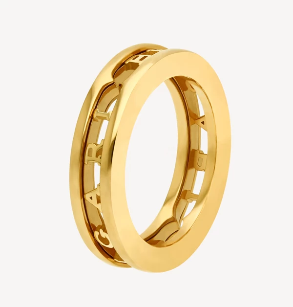 18K黃金單圈戒指，以經典螺旋線條為輪廓，鏤空品牌標誌巧妙點綴，低調中帶著精緻細節。無論單戴彰顯簡約奢華，或與其它戒指疊搭，金色光澤都能瞬間日常穿搭造型的質感。