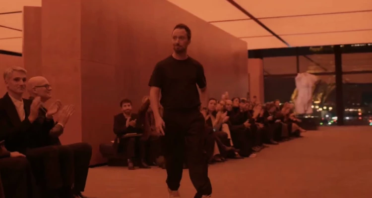 這一季的Saint Laurent，Anthony Vaccarello明顯把所有焦點重新放回時裝最本質的語言：結構與剪裁。每一件作品的輪廓都像是被精心雕塑過，簡潔卻極具張力。而於我私心，這不只是一場秀，更像是一場關於Anthony Vaccarello以極度克制卻堅定的手法，一點一滴拼湊出品牌的集體記憶，並透過那些構成品牌標誌性風格元素的集大成之作，所形成極具巴黎態度的「聖。羅。蘭」。