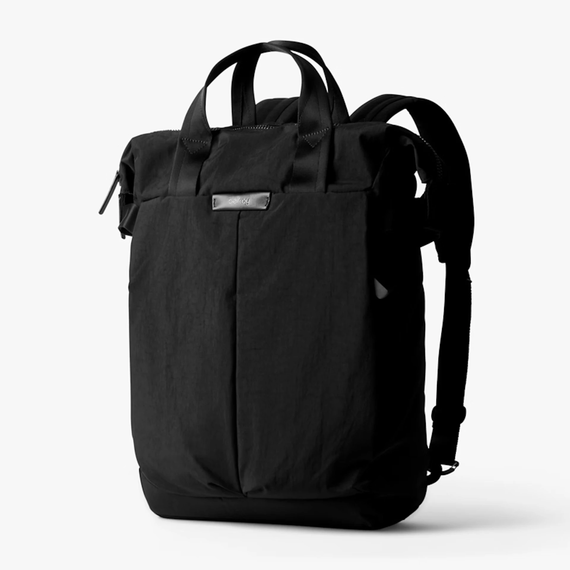 Bellroy Tokyo Totepack結合托特包與後背包功能,採用抗水面料,適合需要攜帶筆電與文件的上班族。