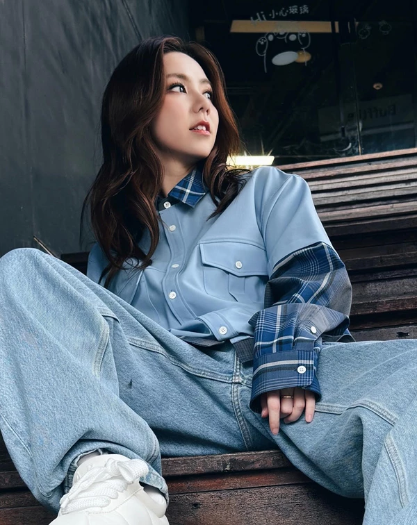 至於最多人容易上手的「藍色單寧Style」，鄧紫棋的這套示範核心，在於將「男孩風浪漫」與「解構」進行了感性碰撞。