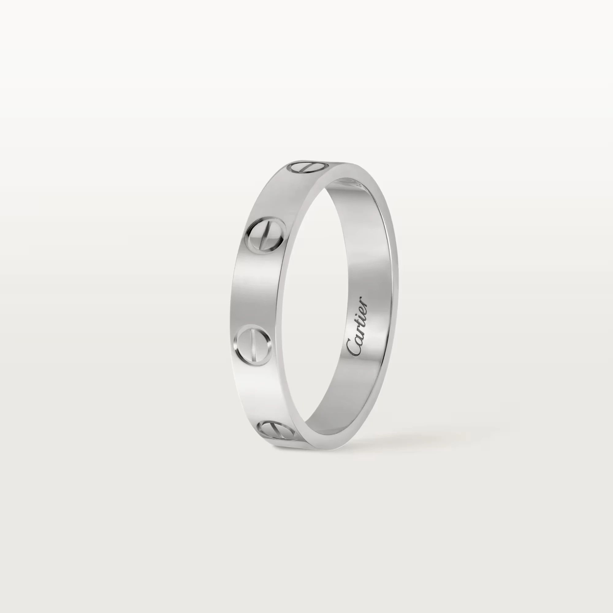 Cartier 的 Love 戒指向來是珠寶世界中最具辨識度的設計之一。小型款以18K白金打造，3.6毫米的寬度恰好落在存在感與細膩感之間，螺絲紋元素讓戒指在極簡外型中保留品牌識別。這款戒指的魅力在於它不依附任何流行趨勢，而是以穩定比例與中性設計，成為長時間佩戴也不易膩的經典。對職場而言，這款戒指所傳遞的並非浪漫情懷，而是一種「自我承諾」的象徵，適合希望在專業角色中建立長期定位的人。單戴乾淨俐落，疊戴則能展現個人風格層次，是入門白金戒指中安全且耐看的選擇。
