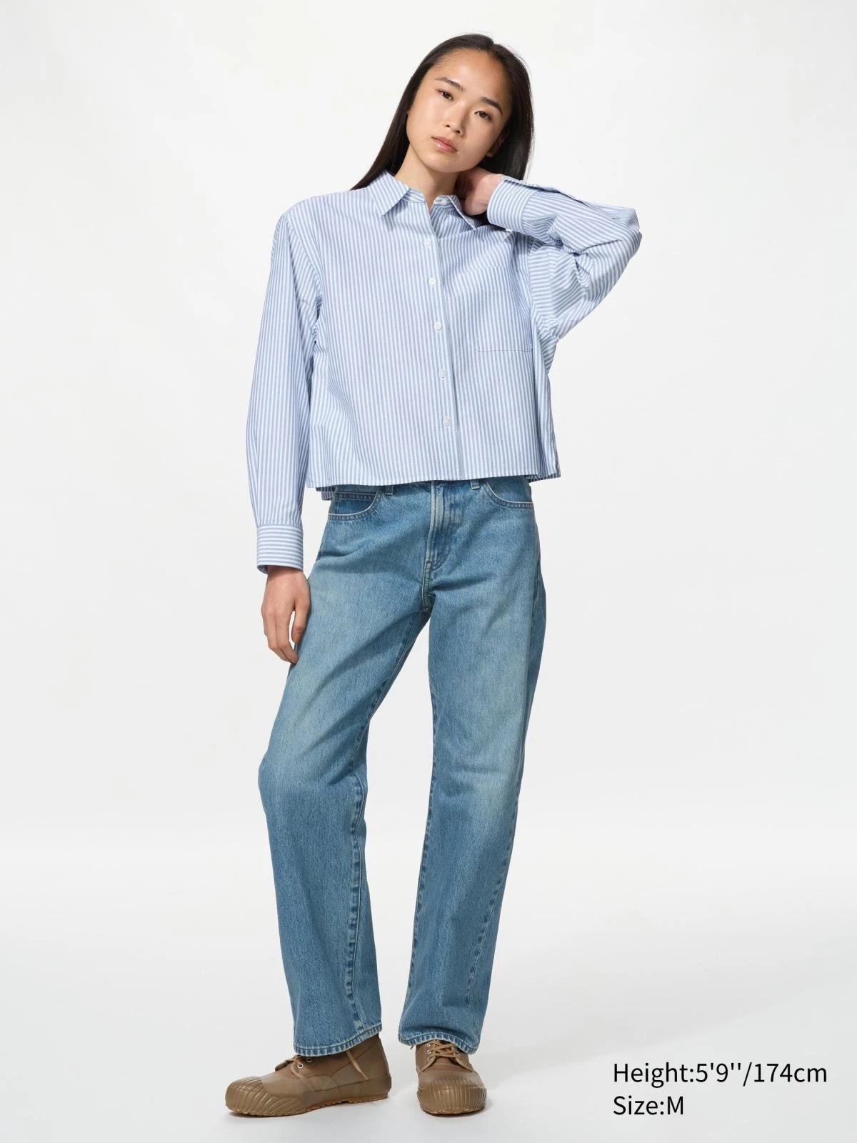 Uniqlo女裝牛津條紋寬版襯衫，藍白條紋牛津布料、寬版落肩剪裁，休閒好搭，售價NT$790。