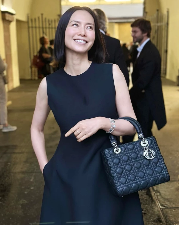 從《令人討厭的松子的一生》到《代筆作家》...等多部經典演出，中谷美紀一直給人一種帶點距離感的冷艷氣質，但私下的她，其實比想像中更有少女感。翻開她的社群穿搭照不難發現，她很享受不同單品之間的搭配變化，有時率性、有時俐落，有時又帶點俏皮感，而且即便只是日常私服，也像時裝雜誌畫面般耐看。這次，就一起從她的「16套私著造型」中，看看她是如何把優雅、輕盈感與時髦感拿捏得恰到好處。