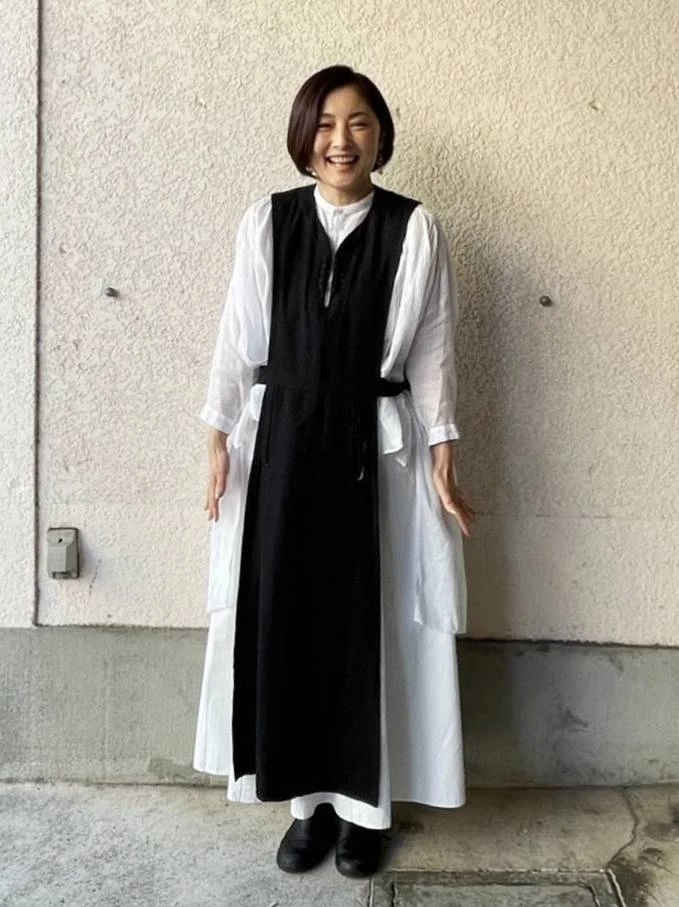 跟常盤貴子差不多年齡階段的熟齡女性們，若想嘗試層次穿搭，不一定要選擇複雜的搭配方式，只要利用背心洋裝、長版背心或針織背心疊穿，就能讓造型更有變化；再搭配腰帶或絲巾...等配件強調腰線，並選擇休閒鞋或短靴作為收尾，不僅修飾身形，也能穿出俐落又減齡的時尚感。