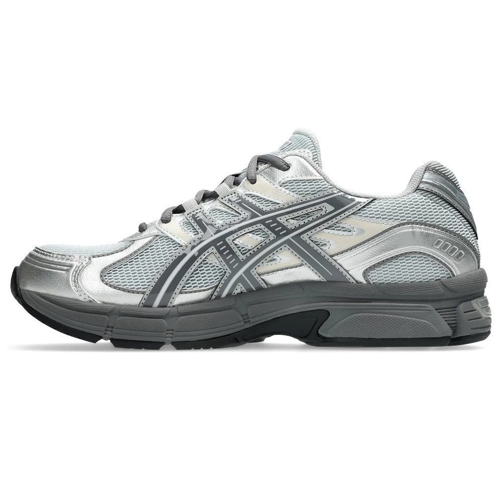 Asics亞瑟士Gel-Stratus Mc銀灰色復古跑鞋,融合Gel-Stratus 4鞋面與Gel-Jog Mc大底結構,保留金屬細節鞋面、透氣網眼面料與熱壓工藝等復古元素。