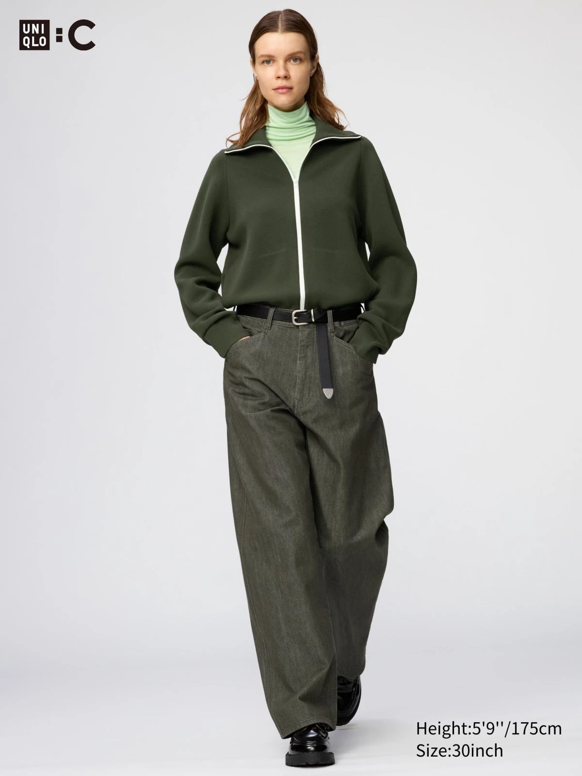Uniqlo C 2026秋冬繭型牛仔褲，上寬下窄的繭型剪裁修飾腿型，丹寧材質男女適穿，時髦好搭。