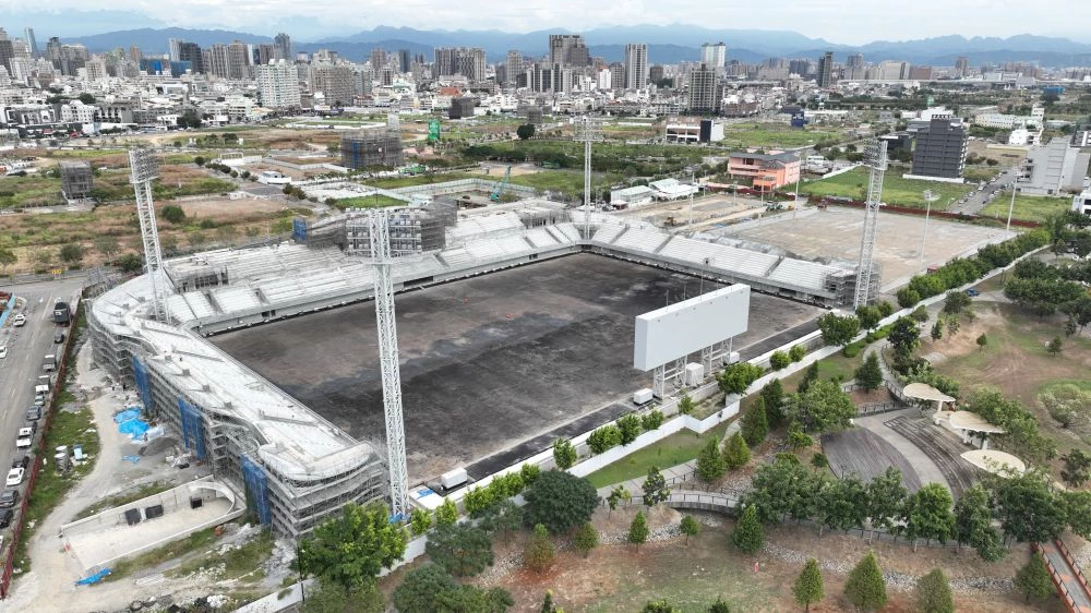 足球運動休閒園區坐落於高鐵新市鎮生態公園旁，也是台中市南屯區未來重要發展區域之一。園區距離高鐵台中站車程約 9 分鐘，距離台中捷運綠線南屯站車程約 10 分鐘。值得一提的是，足球運動休閒園區未來也有機會與台中捷運紅線延伸計畫串聯。目前相關規劃仍在評估階段，若順利推動，將進一步強化南屯區的交通機能與區域發展潛力。