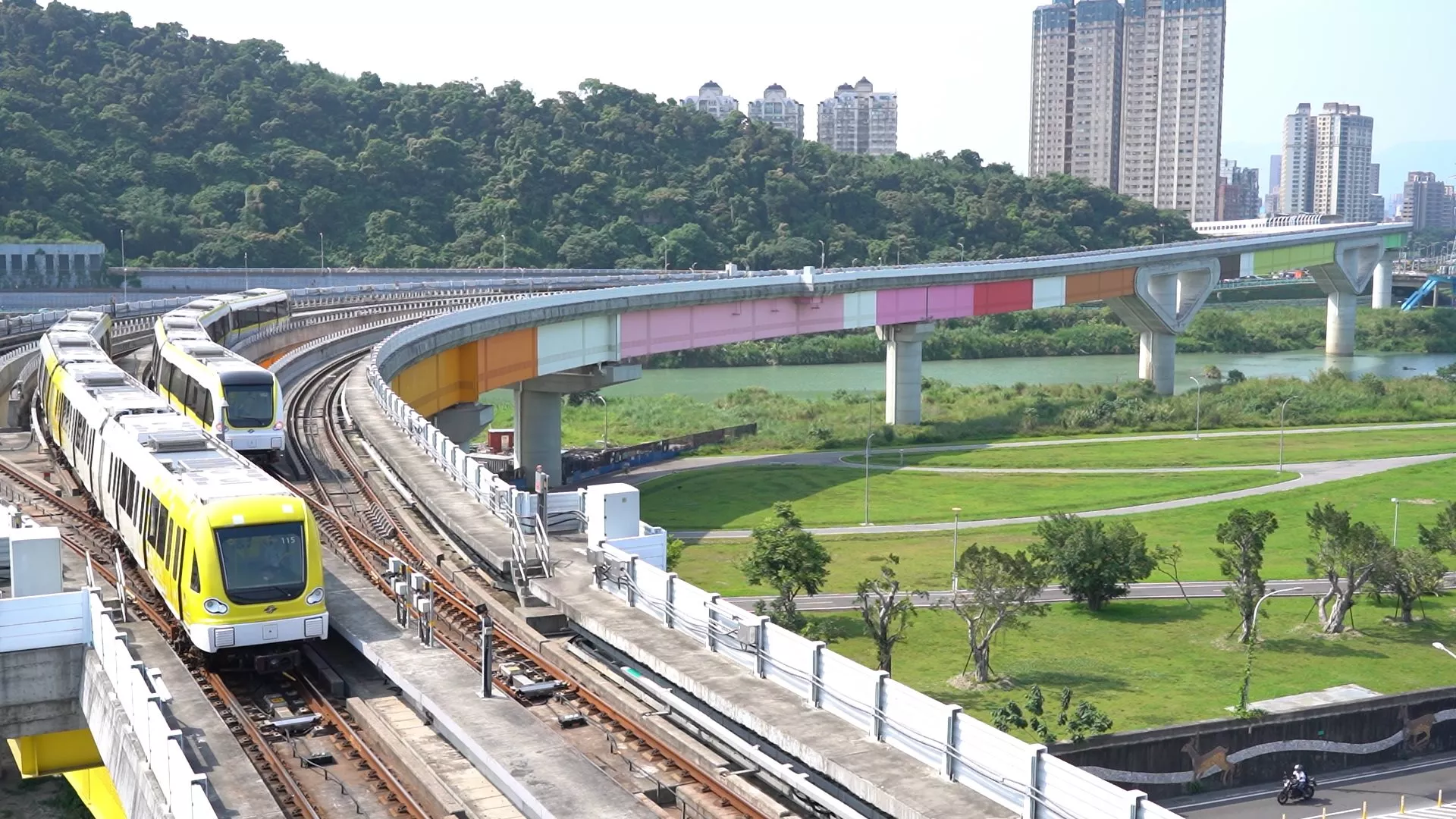 台北捷運「民生汐止線」最大亮點之一，在於高度整合既有捷運系統。乘客可於 SB02 站轉乘淡水信義線（紅線）「雙連站」、SB03 站轉乘中和新蘆線（橘線）「行天宮站」、SB07 站銜接環狀線東環段 Y35 站，以及 SB10 站轉乘文湖線（棕線）「東湖站」，大幅提升跨區通勤的便利性，縮短轉乘時間，並有效分散台北市中心既有路線的運量壓力，打造更順暢的都會交通動線。