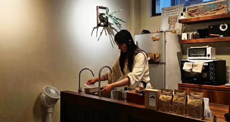 開店從來都不是一件容易的事。從店面租金、人力安排，到產品研發與客群培養，每一個環節都需要投入大量心力。這些年透過自身《基隆人帶路》專欄的跑店記錄，也見證過許多喜歡的店家開開關關、來來去去。有些店甚至還來不及被更多人認識，便已悄悄熄燈，總令人感到惋惜。