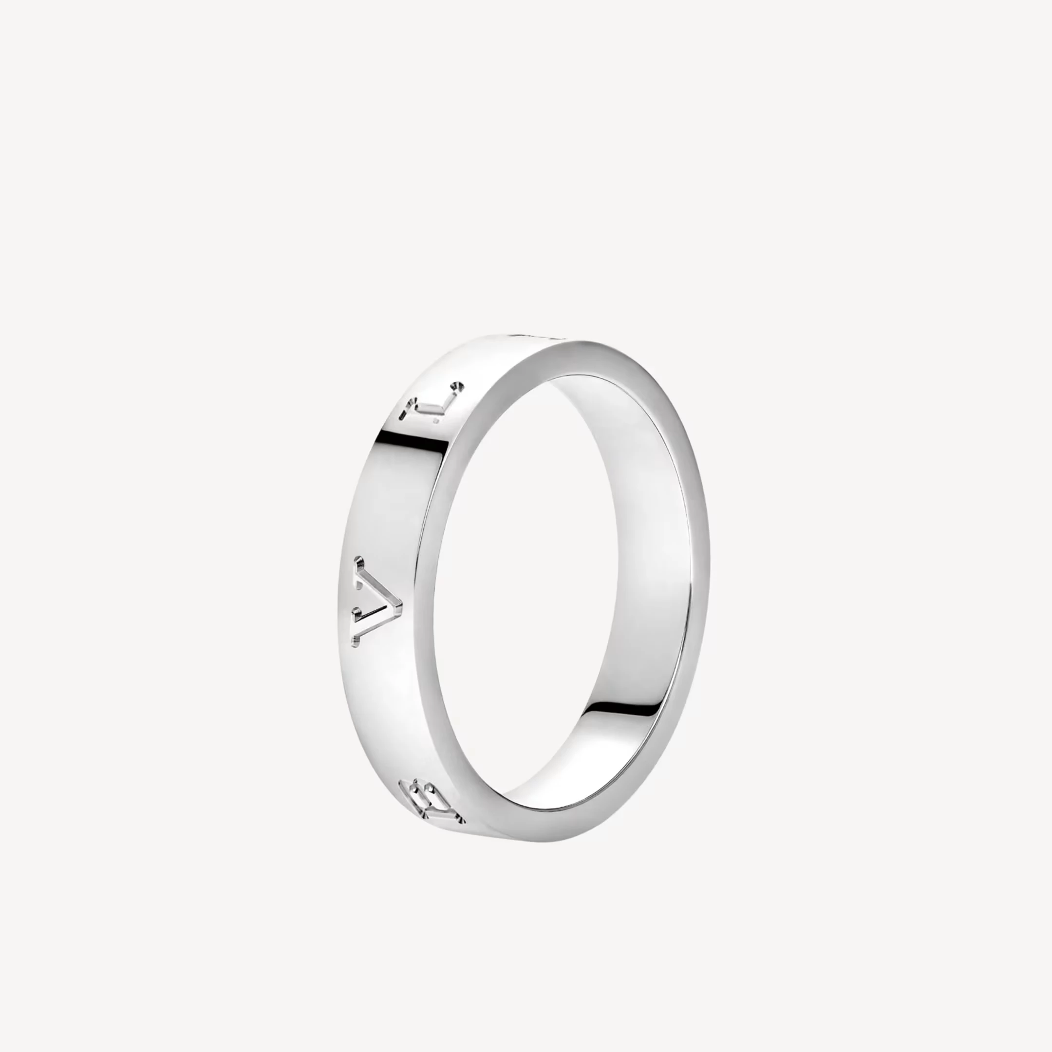 B.zero1 系列向來是 Bvlgari 現代設計語彙的代表，Essential 圓戒以18K白金呈現，保留系列標誌性的圓柱輪廓與品牌字樣。靈感源自羅馬建築的結構感，讓這枚戒指即使線條簡潔，仍保有強烈個性。對於職場佩戴而言，它所帶來的是一種果斷、清楚的視覺訊號，適合管理職或需要展現決策力的人。這款戒指在搭配上具有高度彈性，無論單獨佩戴或與其他細戒疊搭，都能維持整體平衡，不會過於張揚，卻足以被辨識。