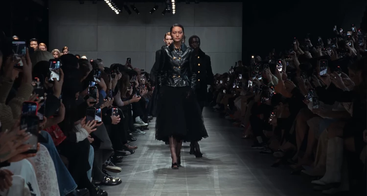 rmanno Scervino對高級訂製精神的極致追求，精準凝縮於本季的每一套Look之中。然而，這份嚴謹並非束縛，而是為了映襯女性之美，使其如繁花般恣意綻放。服裝既能佔據空間，勾勒出堅定而鮮明的輪廓，又能在輕盈的褶皺之間悄然消散，彷彿難以被定義的情緒，既是抵禦外界的鎧甲，也是透映光影的柔軟。