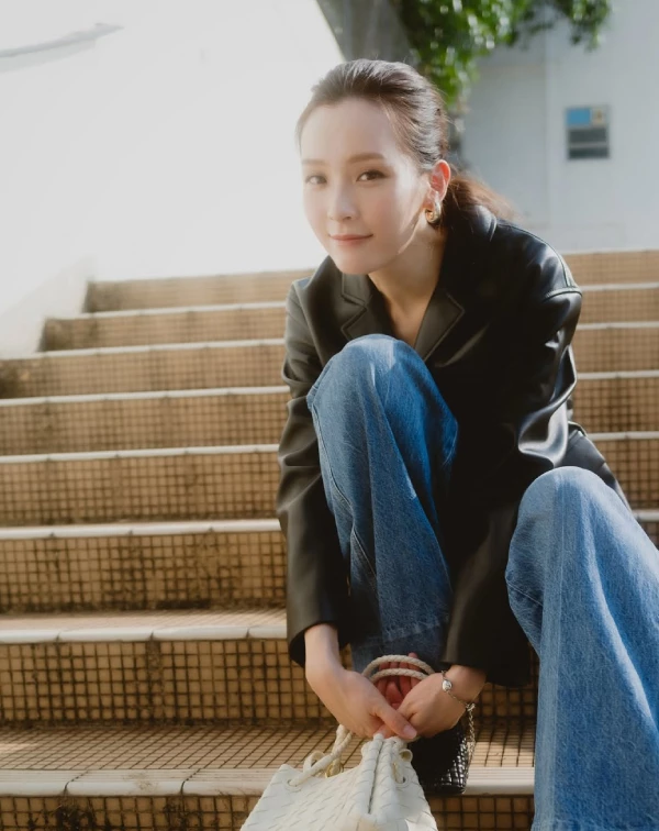 李佳芯示範了我們這個40+年紀最該學會的「優雅叛逆」。很多人到了40歲不敢碰皮衣，怕顯得太硬派或刻意刻薄，但你看她聰明地選擇剪裁俐落的黑色軟質皮衣，內搭一件簡單的素色上衣，下半身直接套上寬鬆的刷色高腰牛仔褲。