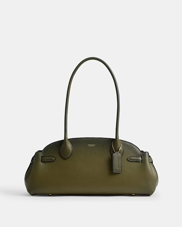 Empire Carryall 34 以復古包型為靈感,橄欖綠漸層色調展現成熟質感。34.5公分長度帶來寬敞內部空間,多功能口袋與內建掛帶提升收納效率。頂部拉鍊開闔與底部保護腳釘強化實用性,內建釦件可調整側圍,因應不同容量需求。打磨處理讓皮革呈現立體色調變化,整體輪廓更顯層次。這款包適合需要高機能與份量感的使用者,在肩背包市場中展現鮮明個性,也為日常造型增添穩重基調。(價格 NTD 19,800)